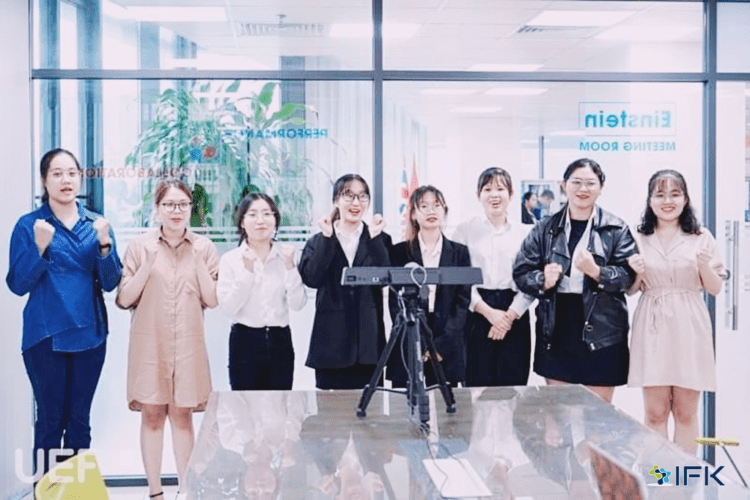 sinh-vien-uef-phong-van-internship-ifk