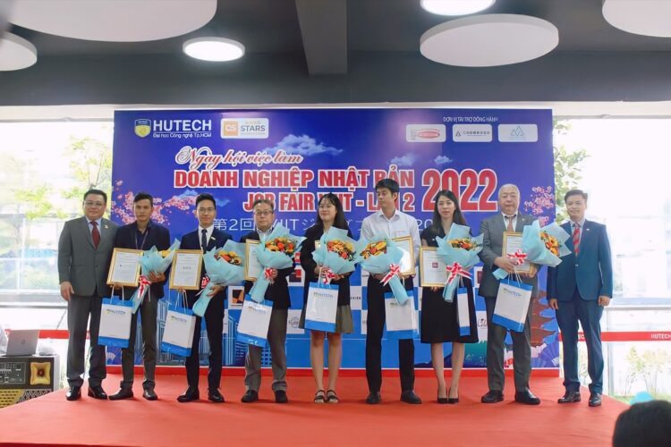 ifk-tham-gia-job-fair-hutech