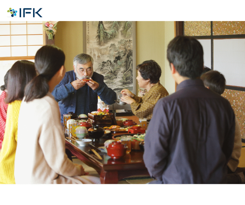 Cả gia đình thưởng thức bữa ăn ngày tết Osechi Ryori