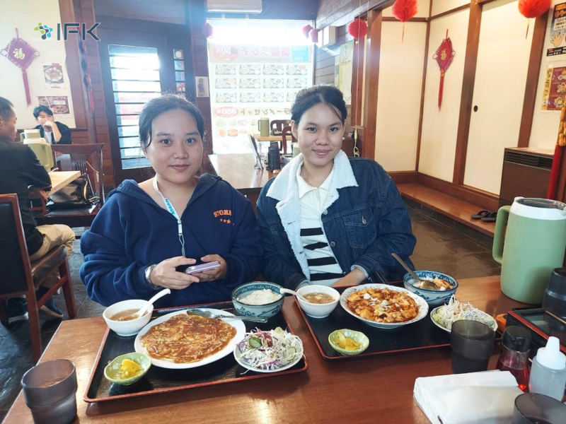 Sinh vien nghi ngoi dung bua
